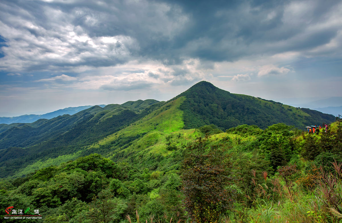 1840米,因山上多白色的石頭而得名,該山北為金紫山,南為十萬古田.