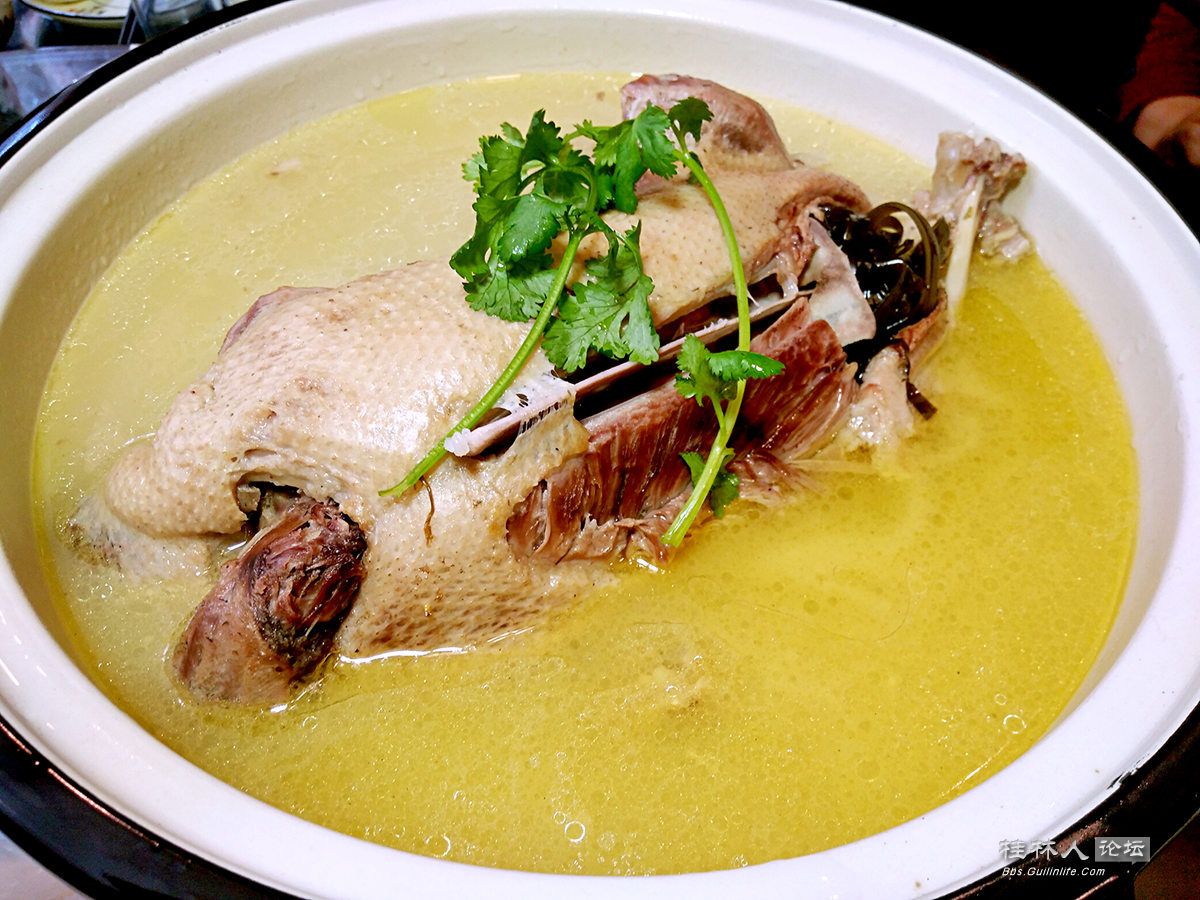 滋补带丝鸭,这汤会不会让人喝上瘾啊,如此香醇可口,回味无穷,真是喝