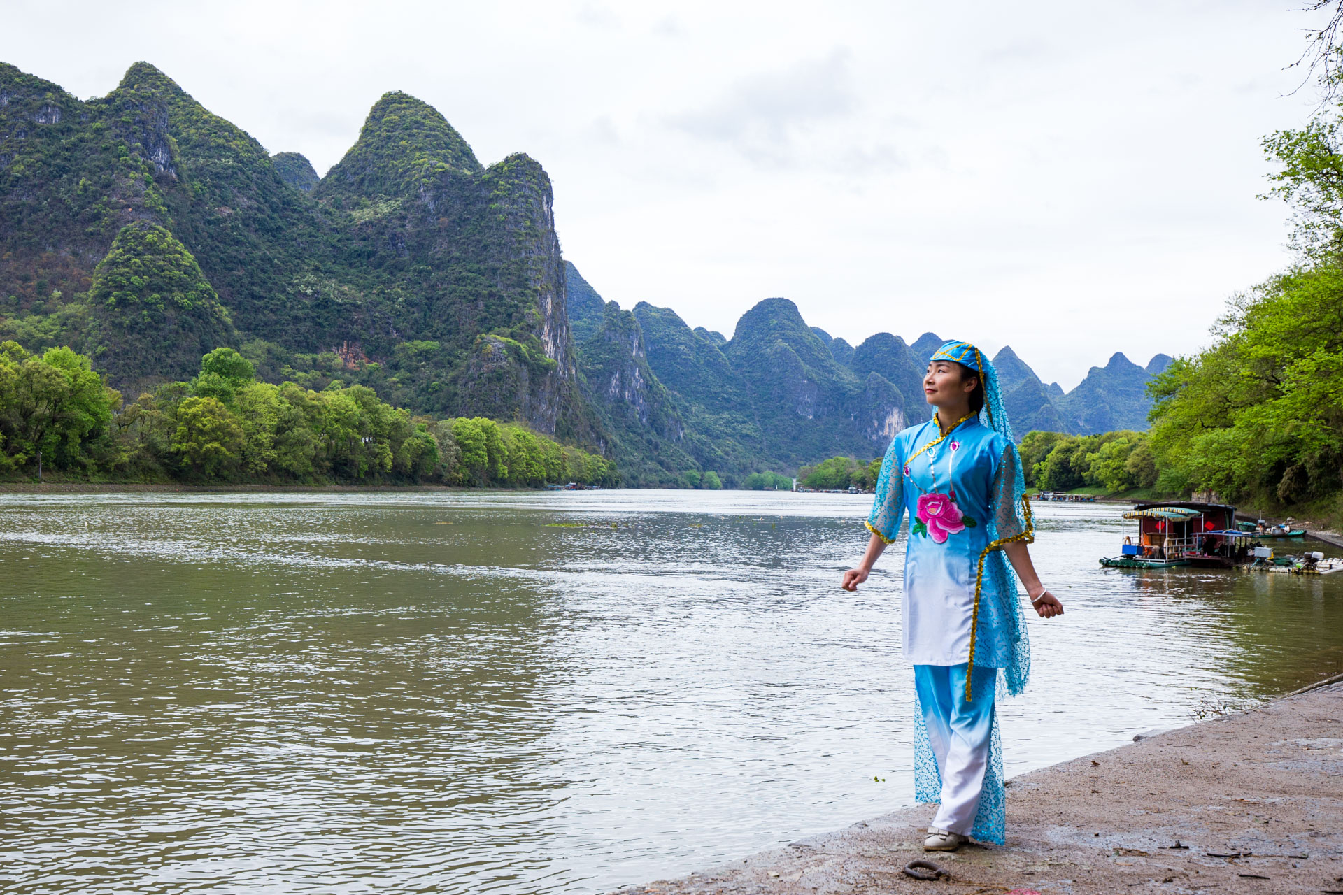 【回族靓妹子,草坪好人家!】