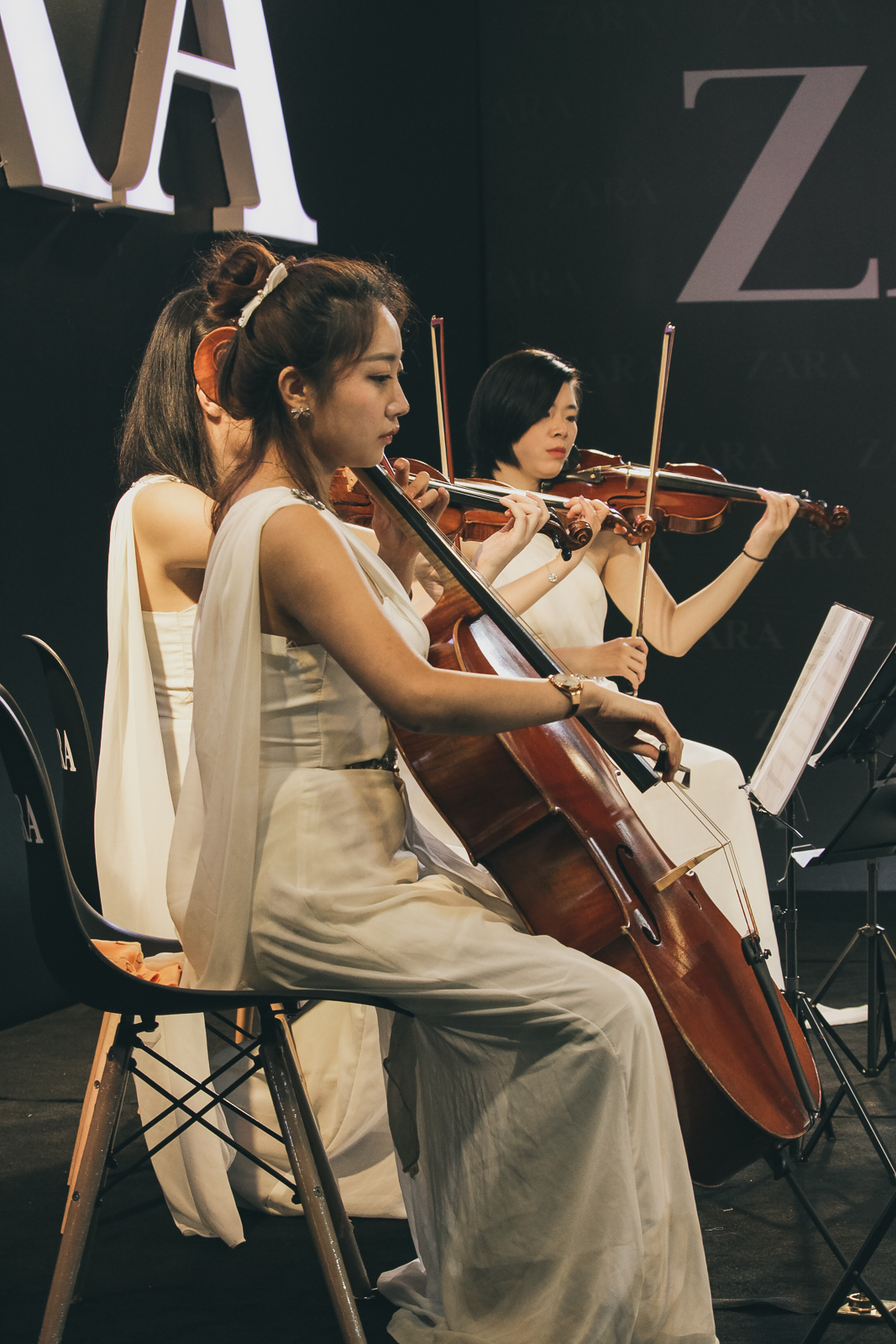 [超级考拉的微单摄影]zara开幕式小提琴手表演拍摄