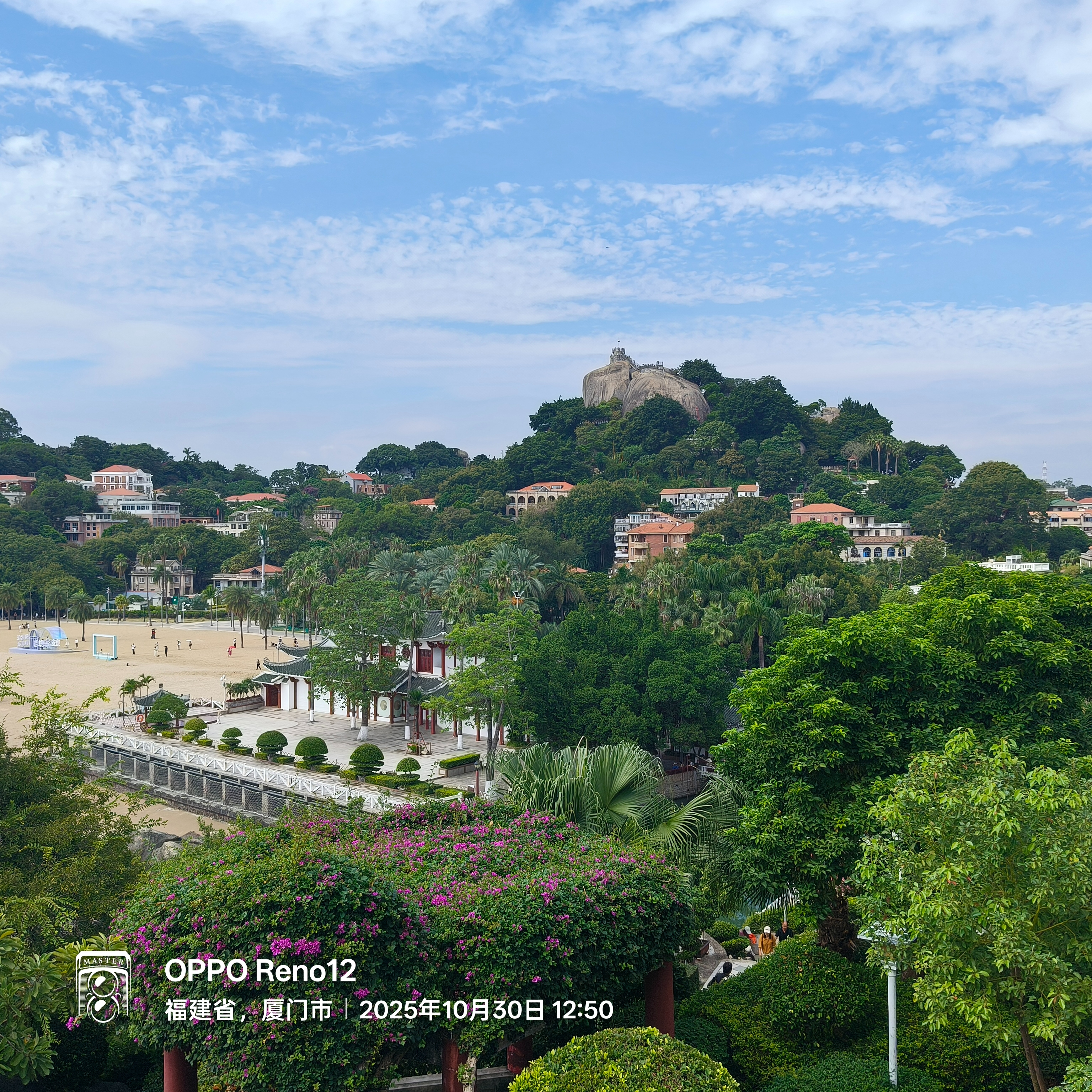 在花园山上眺对面山上最高处的日光岩。