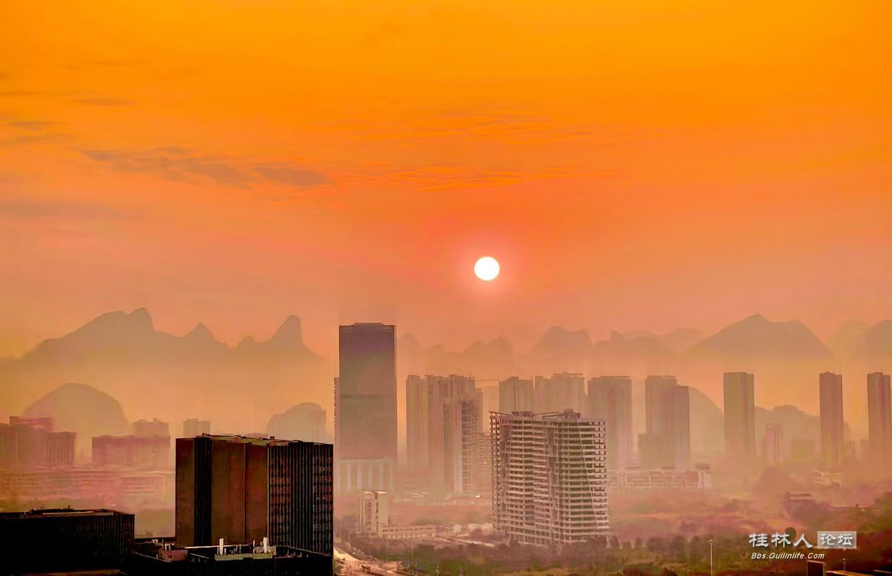 一月，元日登山看日出，市民如织入画图。随手裁下景几幅，神州腾飞展宏图。 ... ...