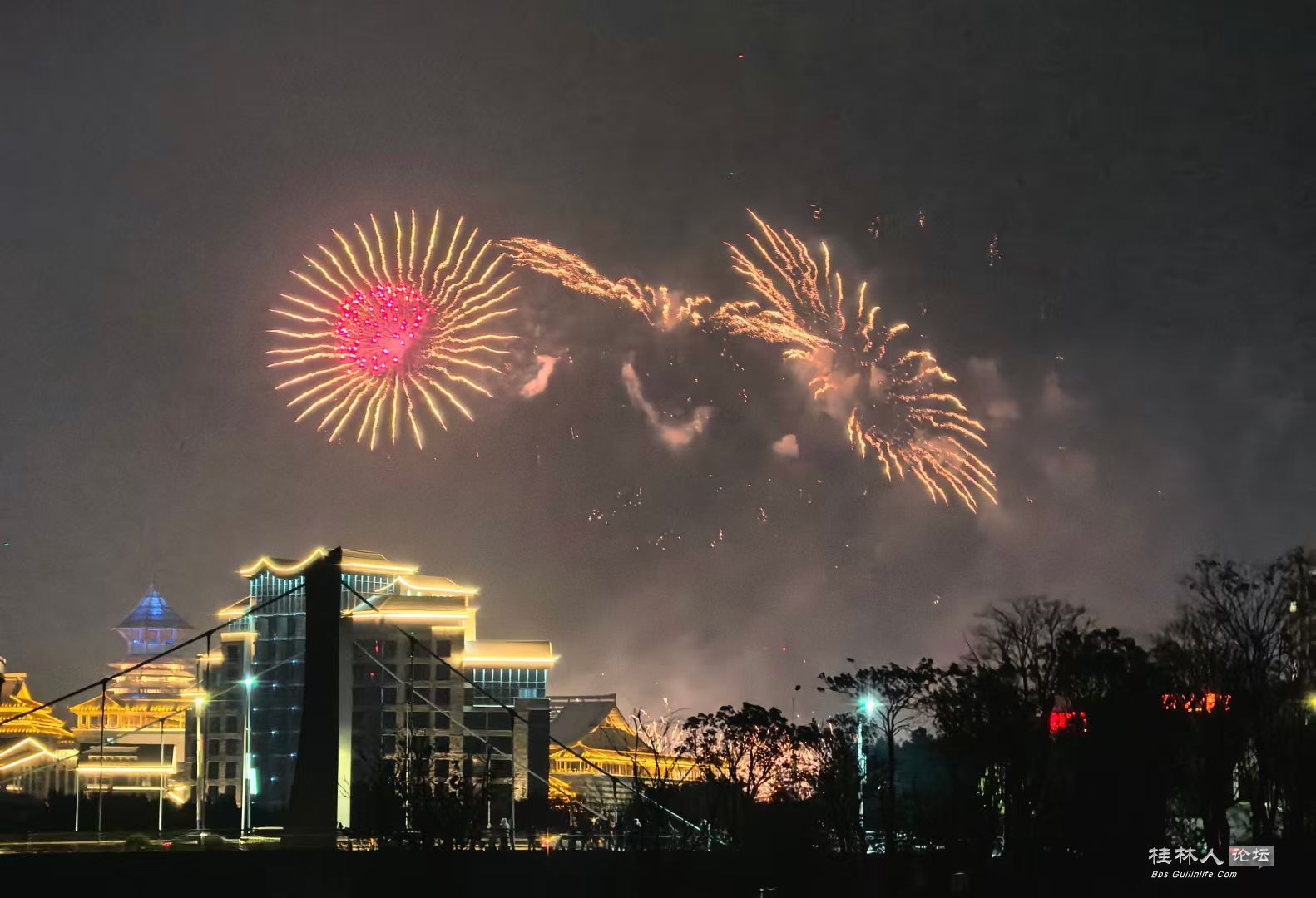 二月，正月十五夜 彩灯照画堂，银屏伴夜长。 客影随墙月，鸡鸣动瓦霜。 杯吟抒遣兴，醉梦思故乡。 晓晨微风 ...