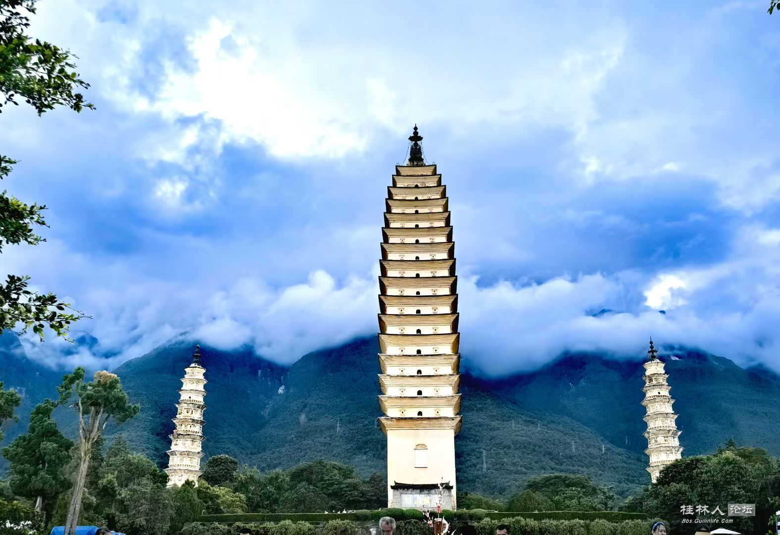 八月，速游崇圣寺三塔 脱队寻幽去，苍山入君眸。 浮图依嶂立，宝塔矗海游。 松拥千叠翠，客涌四时稠。 斜晖 ...