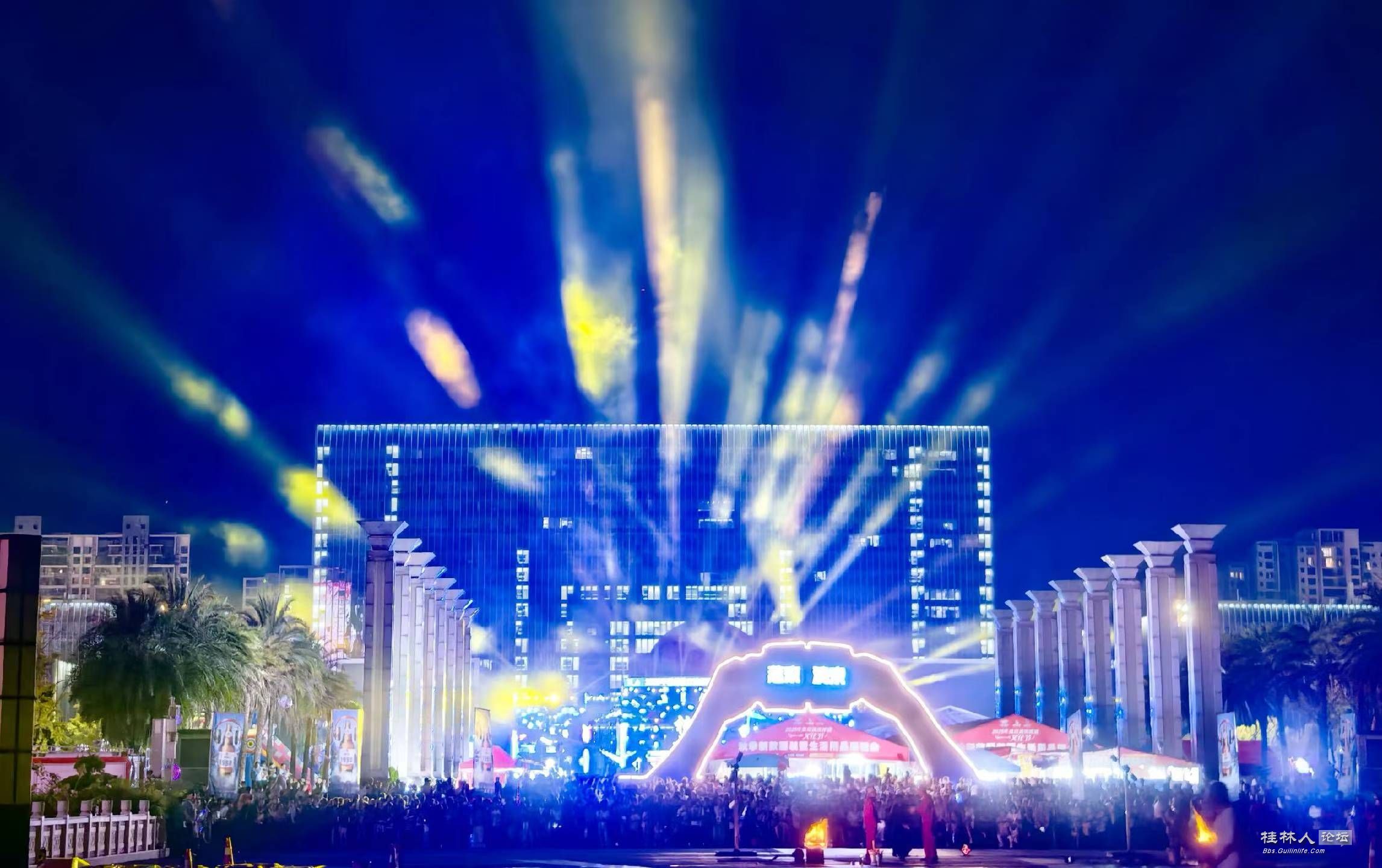 十月，临桂国庆之夜 斜阳照华初，人潮满新都。 天幕泻彩练，街市推酒壶。 仙籁迎娥影，秋风送桂酥。 酣歌动 ...