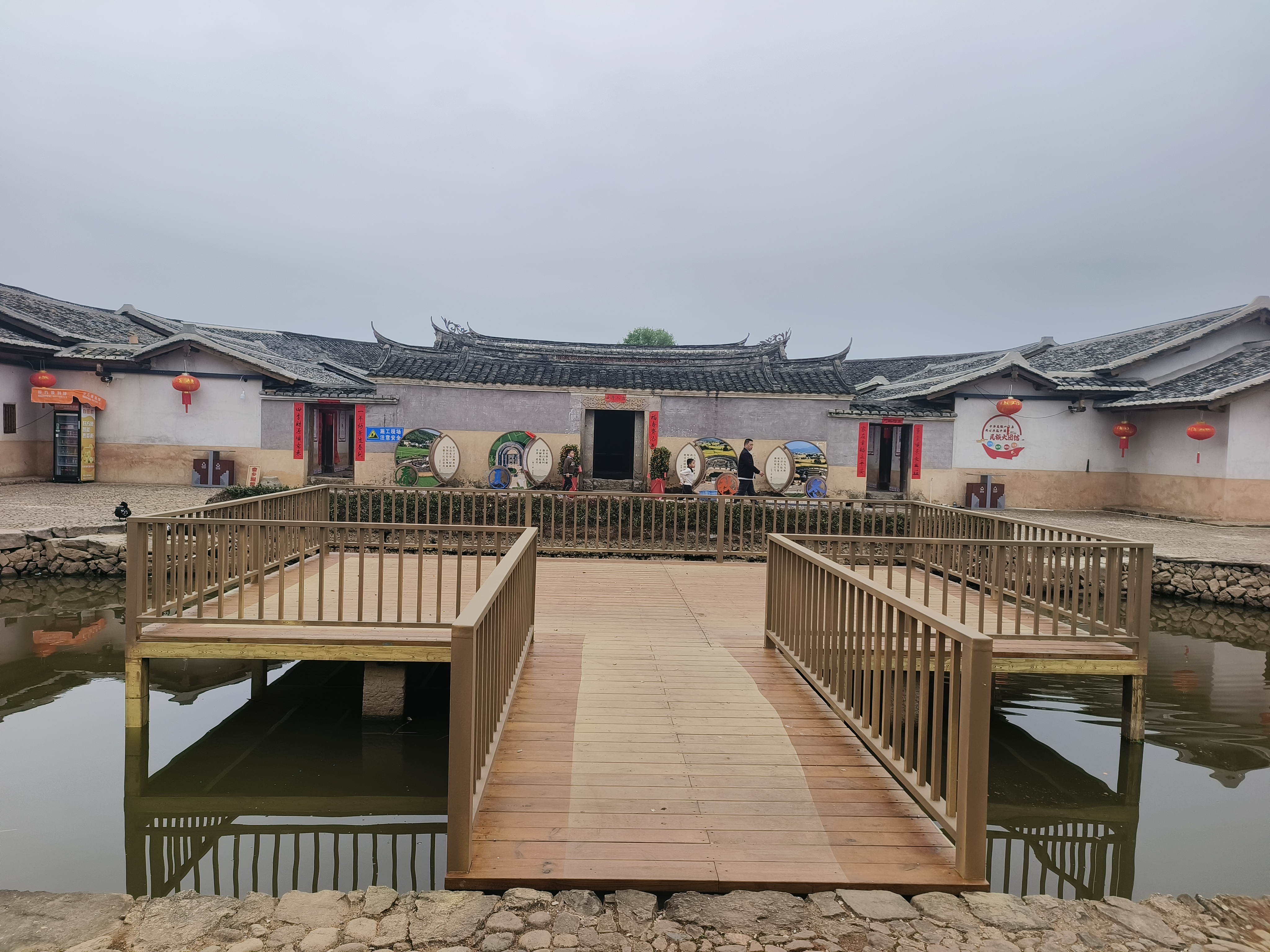 围龙屋里面的鱼塘