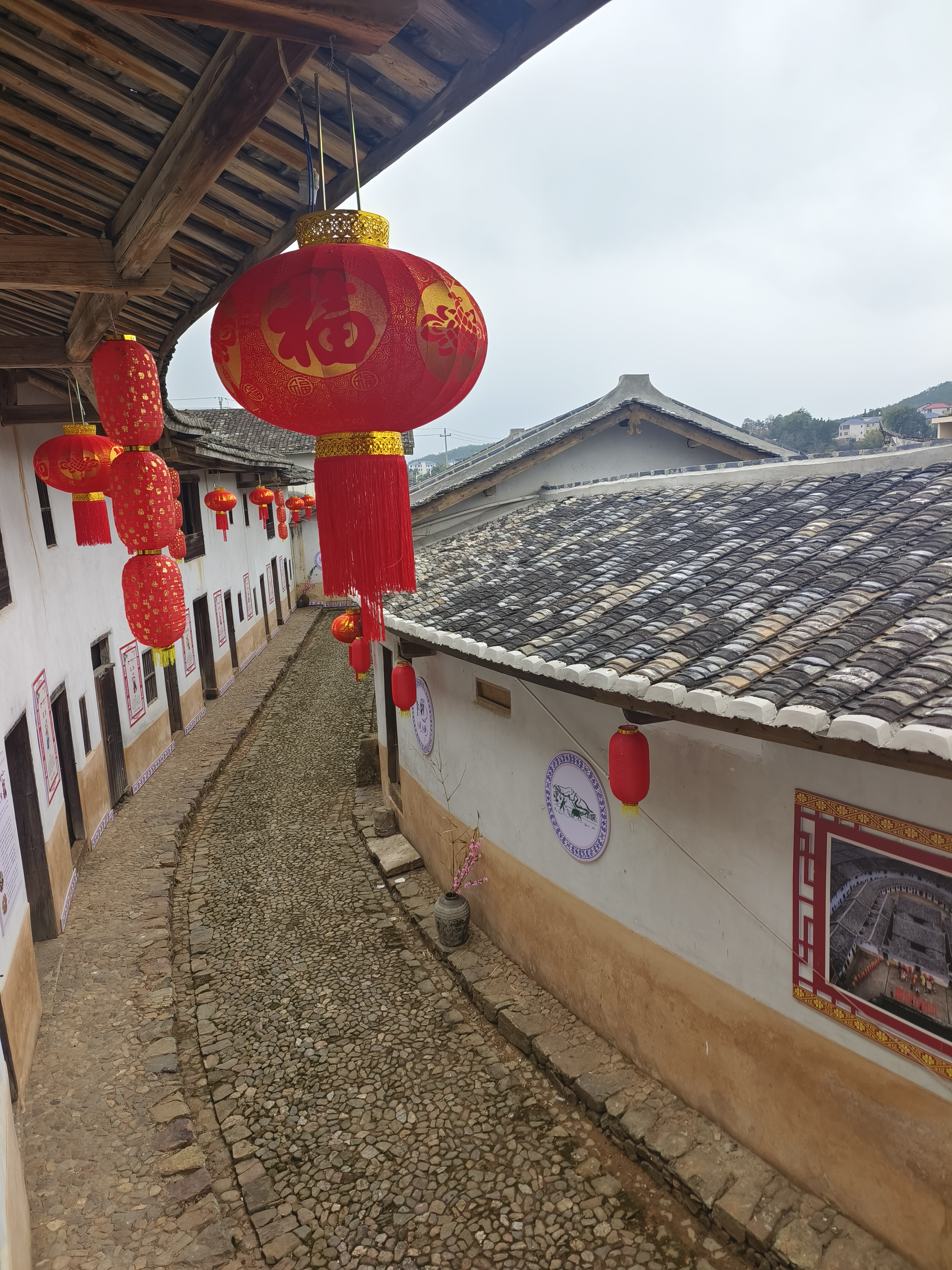 二楼看围龙屋内景