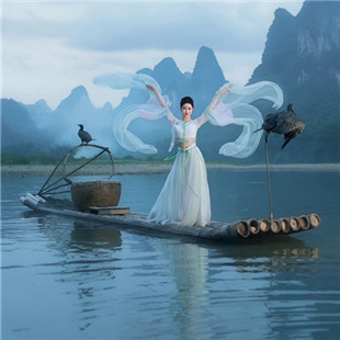 江作青罗带，山如碧玉篸