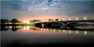 解放桥下观早霞