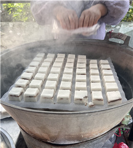 现在路边摊的小吃也不便宜啊