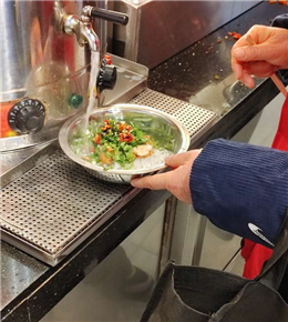 大过年排队打包带走的乡味