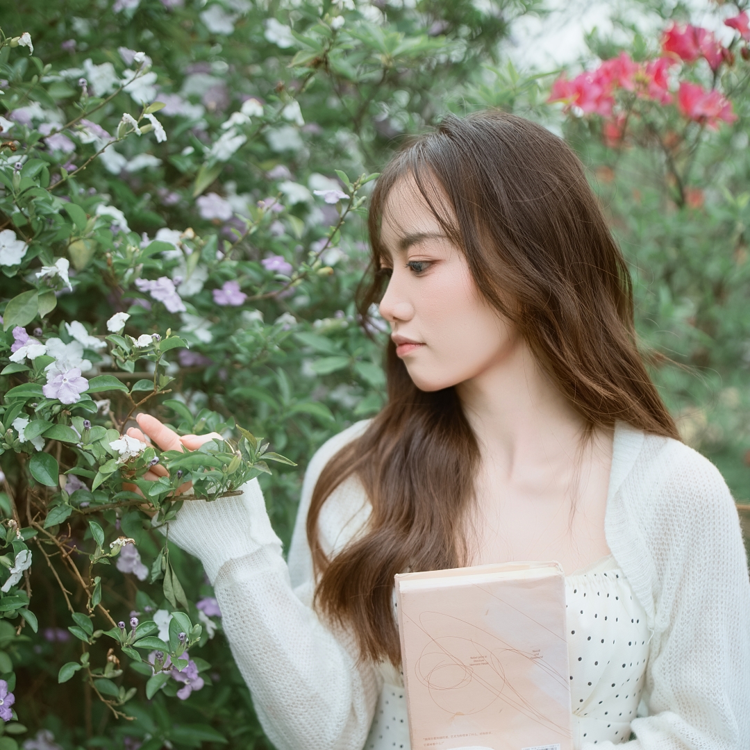 春深，花落满肩