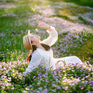 灵川紫云英人像