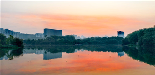 三月三日出 水天似画图